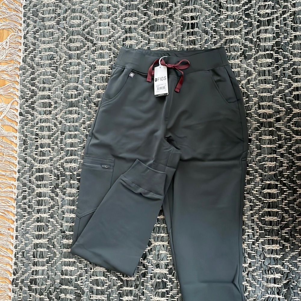 HW Zamora jogger scrubs bonsai